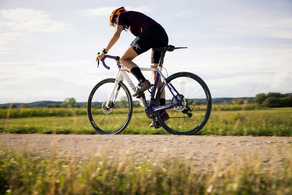 Cycliste sur route de gravel
