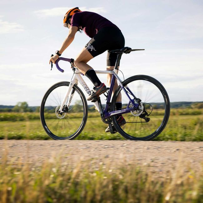Cycliste sur route de gravel