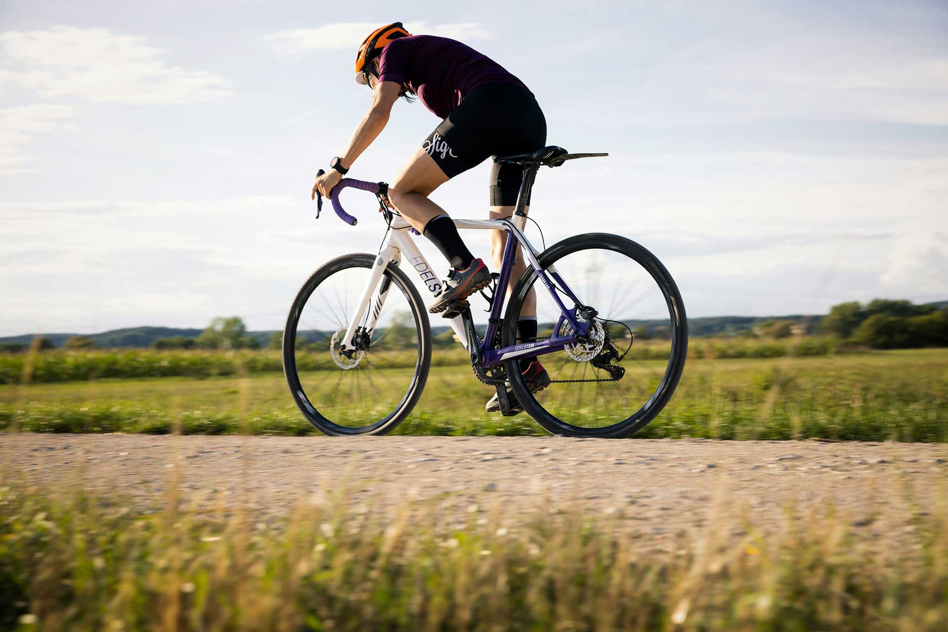 Cycliste sur route de gravel